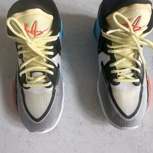 2022
Kyrie Infinity SE GS 'Baltic Blue Crimson'